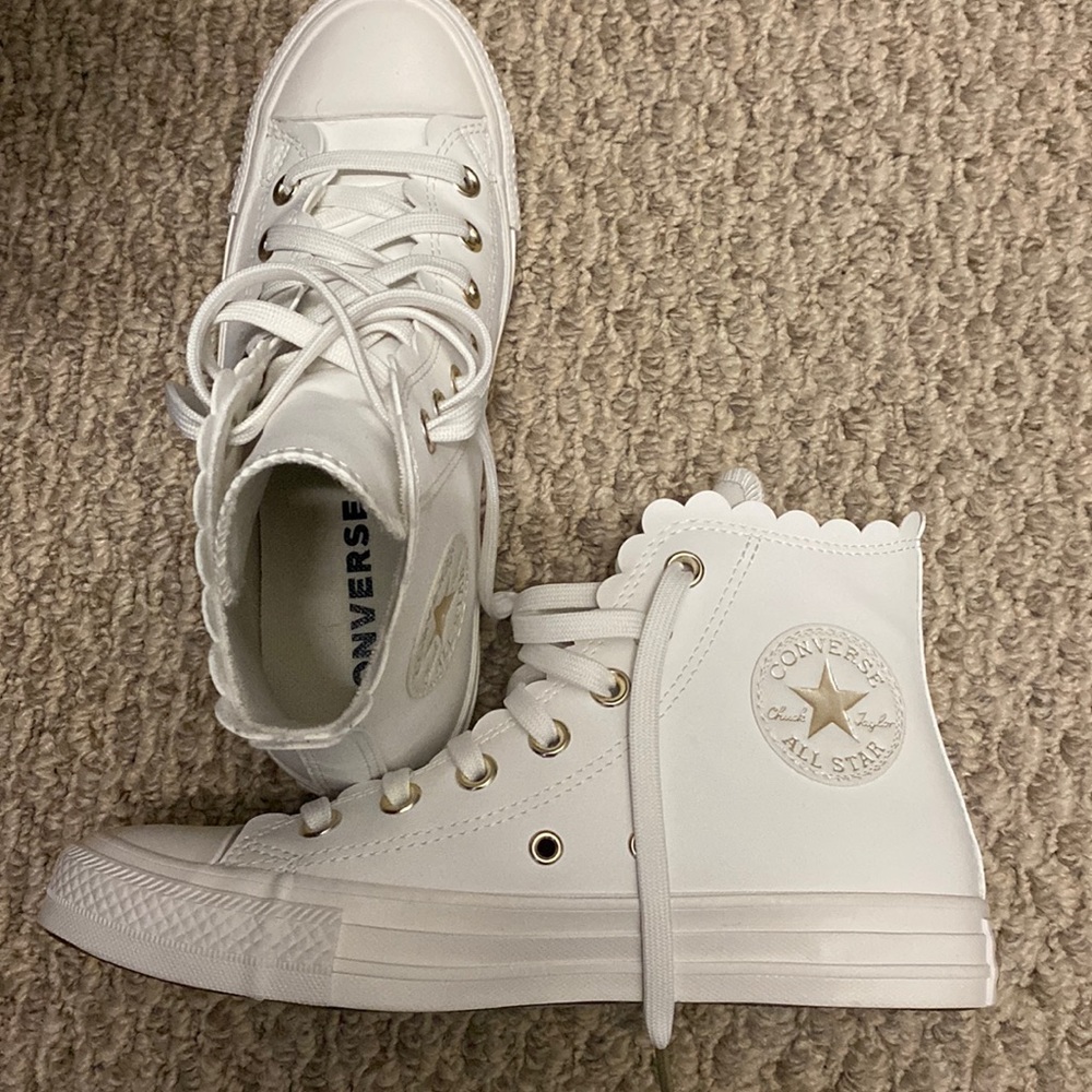 Never worn Converse! Size 7